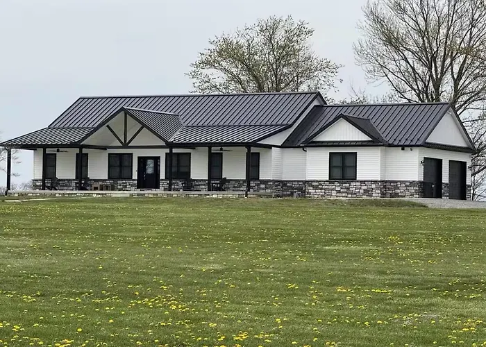 Country Cornerstone Retreat Upstairs Apartment With Hot Tub, Jetted Tub, Sauna, Massage Chair,