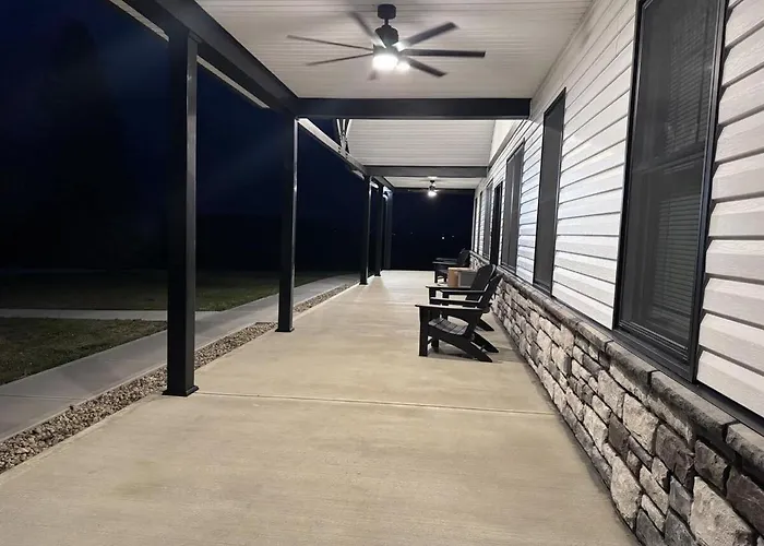 Country Cornerstone Retreat Upstairs Apartment With Hot Tub, Jetted Tub, Sauna, Massage Chair,